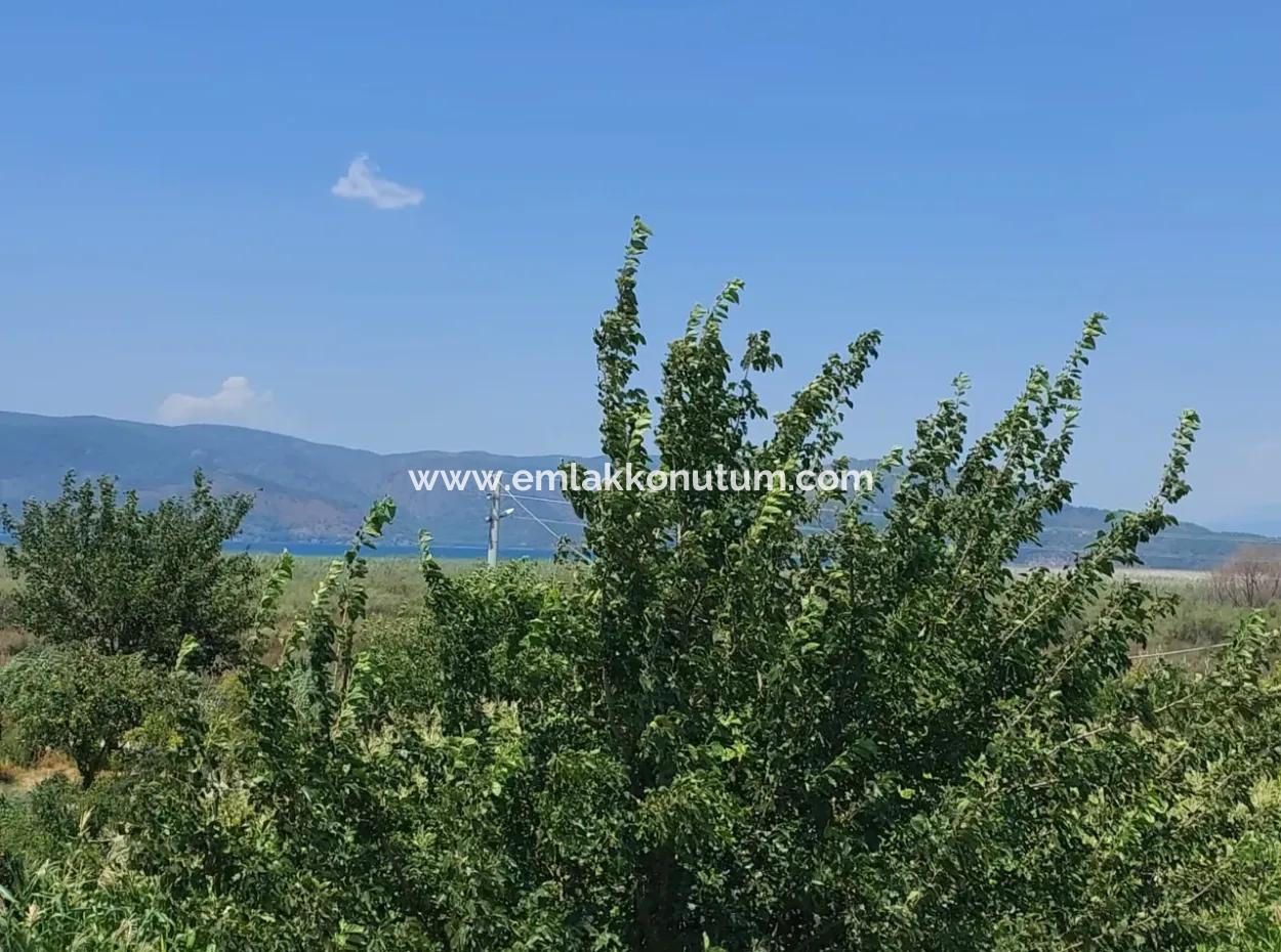 5 850 M2 Freistehendes Grundstück Mit Eigentumsurkunde Mit Seeblick Und Dorfhaus Zum Verkauf In Ortaca Eskiköy