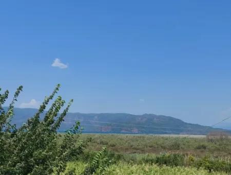 5 850 M2 Freistehendes Grundstück Mit Eigentumsurkunde Mit Seeblick Und Dorfhaus Zum Verkauf In Ortaca Eskiköy